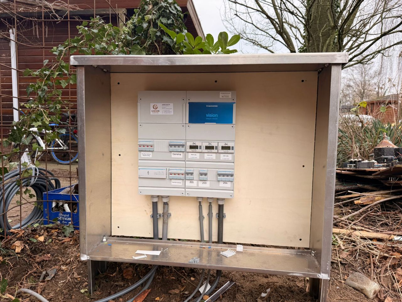 Buiten geïnstalleerde aansluitkast voor een laadpaal door Giesen Elektro
