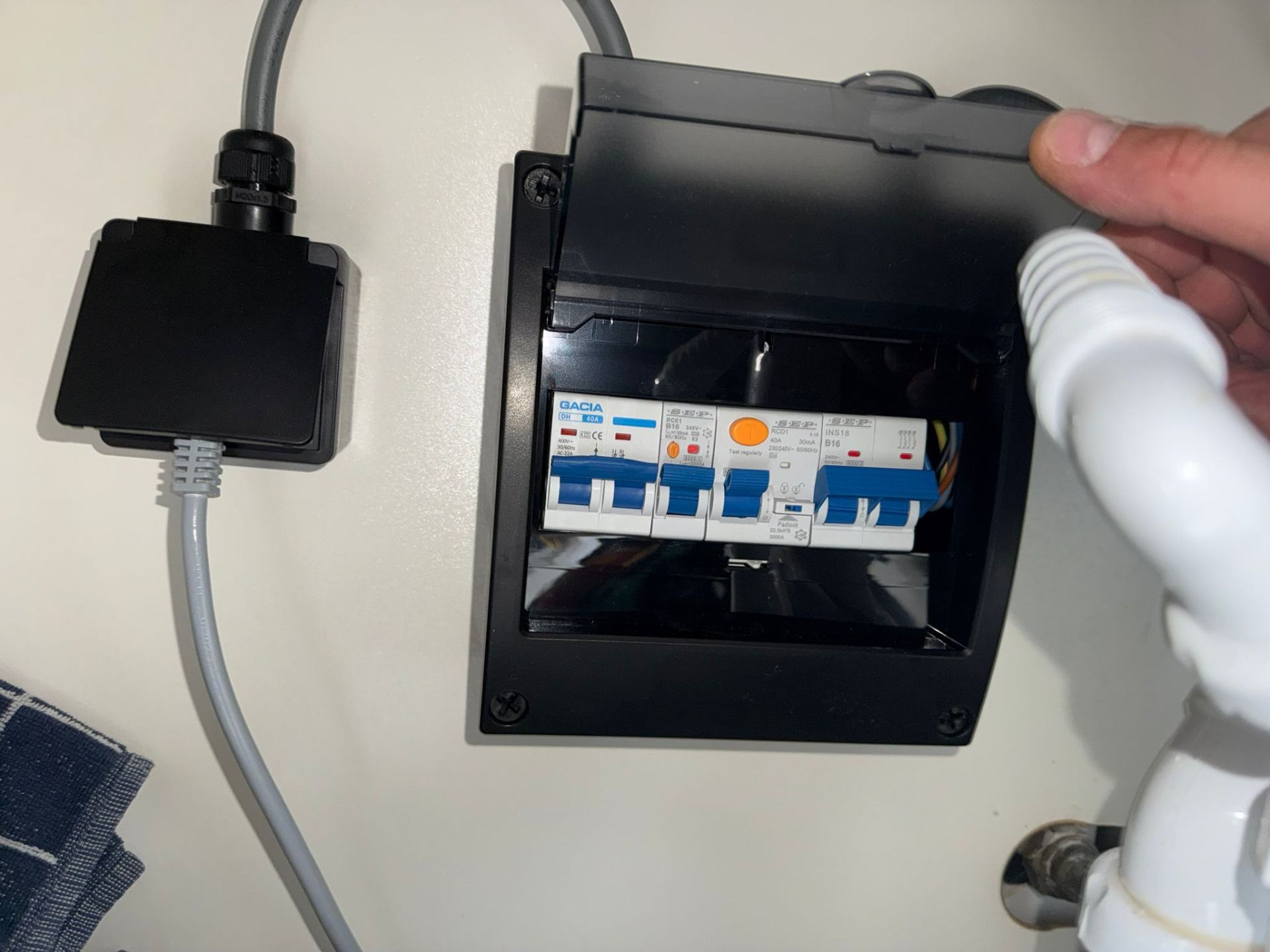 Giesen Elektro spoort een storing op en sluit een verdeelkast met aardlekschakelaar aan